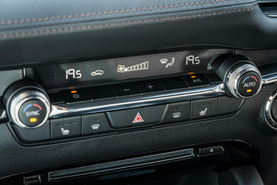 Детали интерьера Mazda3 Skyactiv-G GT Sport Hatchback 2019 года  (UK) (фото 71 из 83)